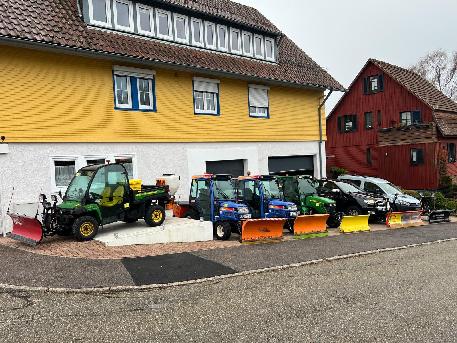 Winterdienst-Fuhrpark mit Kompakttraktoren, Geländefahrzeug und Pick-ups mit Räumschildern